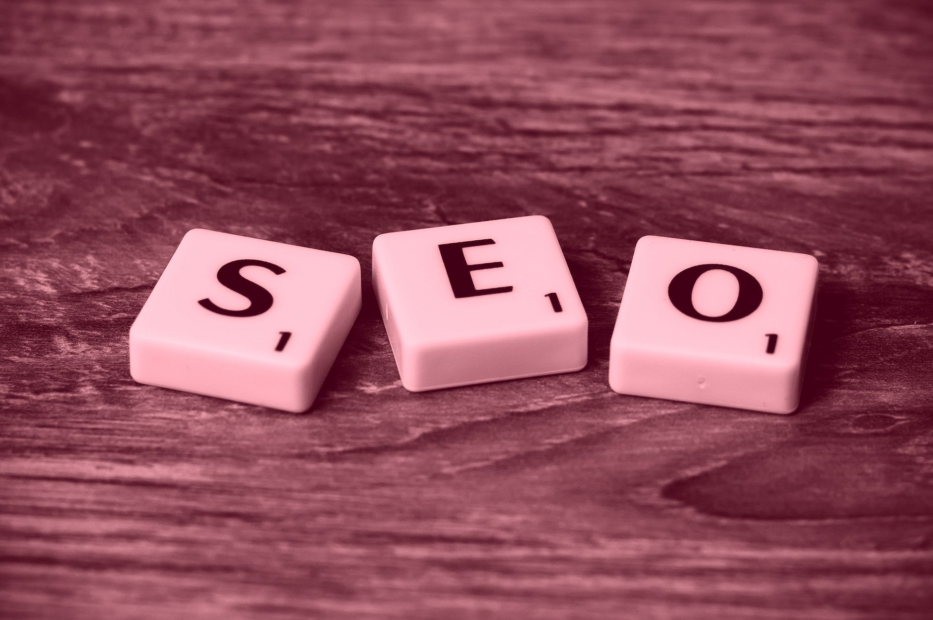 ¿Qué sucede si mi empresa crece y necesito agregar nuevas funcionalidades al sitio web?
